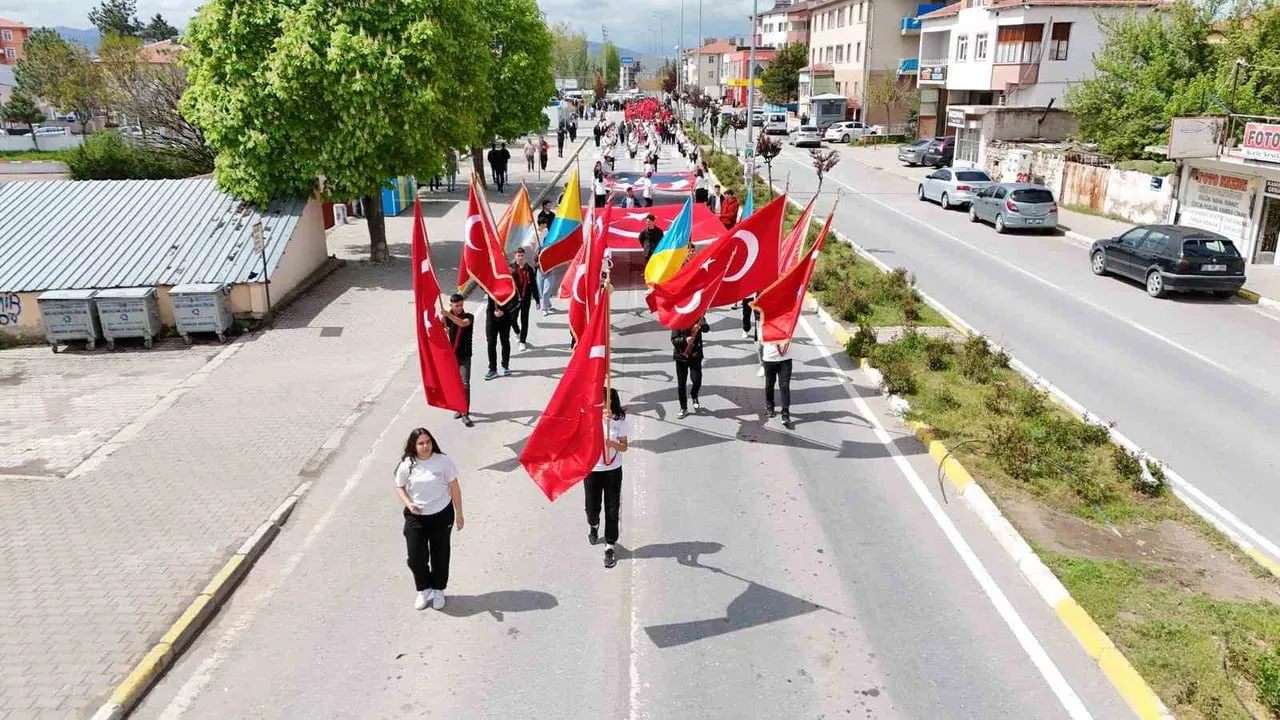 Tomarza'da 19 Mayıs coşkusu çelenk töreni ve gençlik yürüyüşüyle başladı