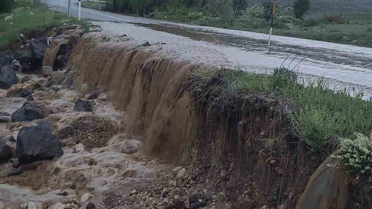 Tomarza'da sağanak: Işıklar ile Arslantaş arasındaki ana yol su altında kaldı