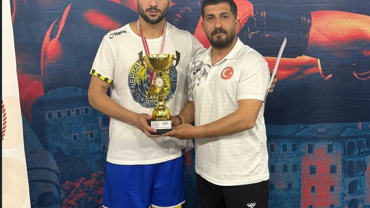 Toprak Salman 80 Kg'da Türkiye Şampiyonu: Bayburtlu Boksör Kars'ta Altın Madalya ve 'En Dövüşken Boksör' Ödülü