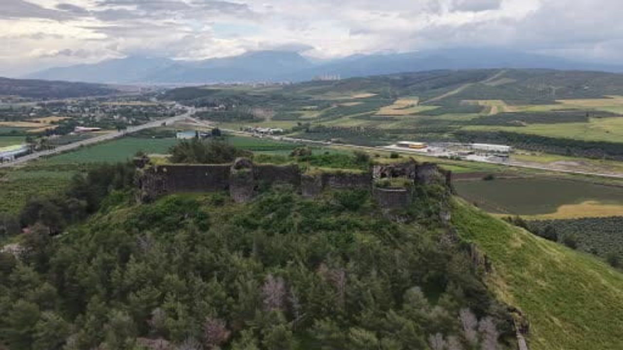 Toprakkale Kalesi kazılarında çıkan eserler ilk kez sergilendi