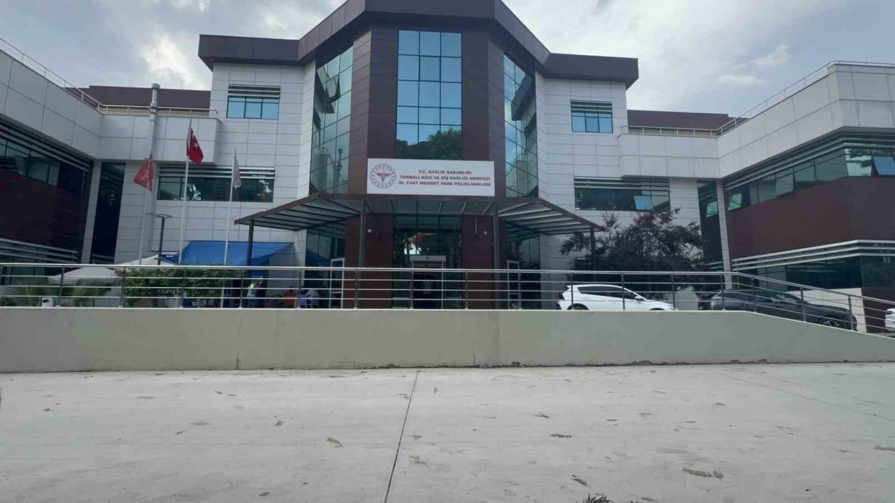 Torbalı'da kamu hastanesinde görevli diş hekimi haksız kazanç iddiasıyla tutuklandı