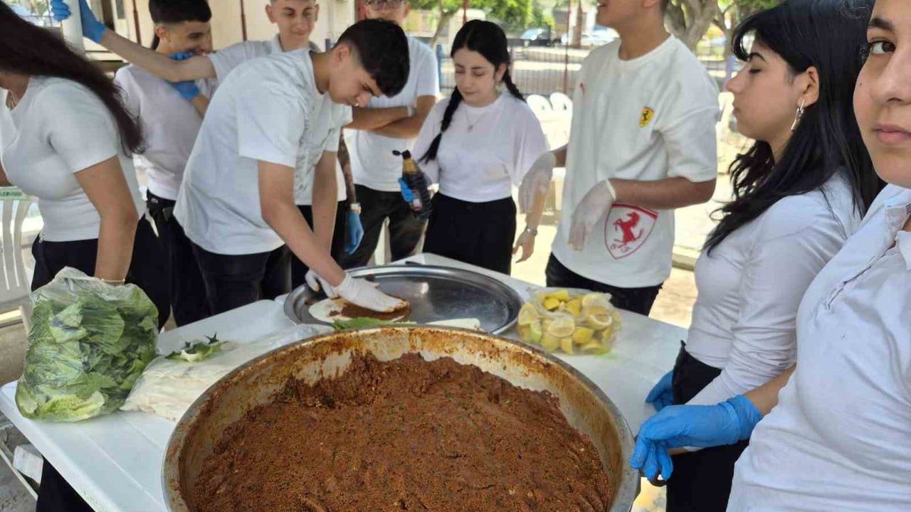 Toroslar MESEM'den Mustafa Kemal Ortaokulu'nda Çiğ Köfte İkramı