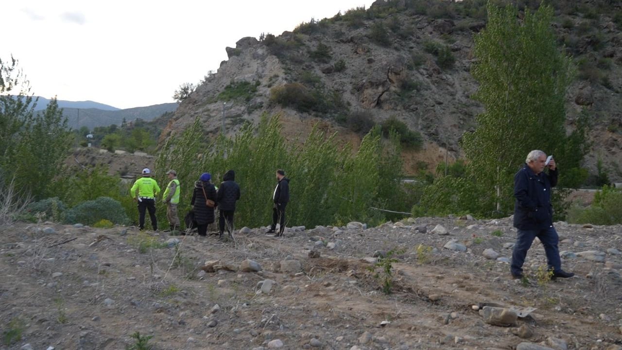 Torul'da kontrolden çıkan otomobil 70 metre savrularak Harşit Çayı kenarında durdu