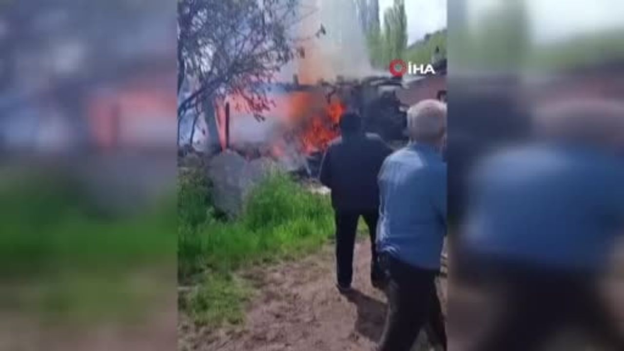 Tosya Çukurköy'de samanlık ve odunluk yangını, ekiplerin müdahalesiyle kontrol altına alındı