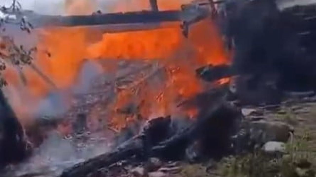 Tosya Çukurköy'de samanlık ve odunluk yangını, müdahale ile diğer yapılara sıçramadan söndürüldü