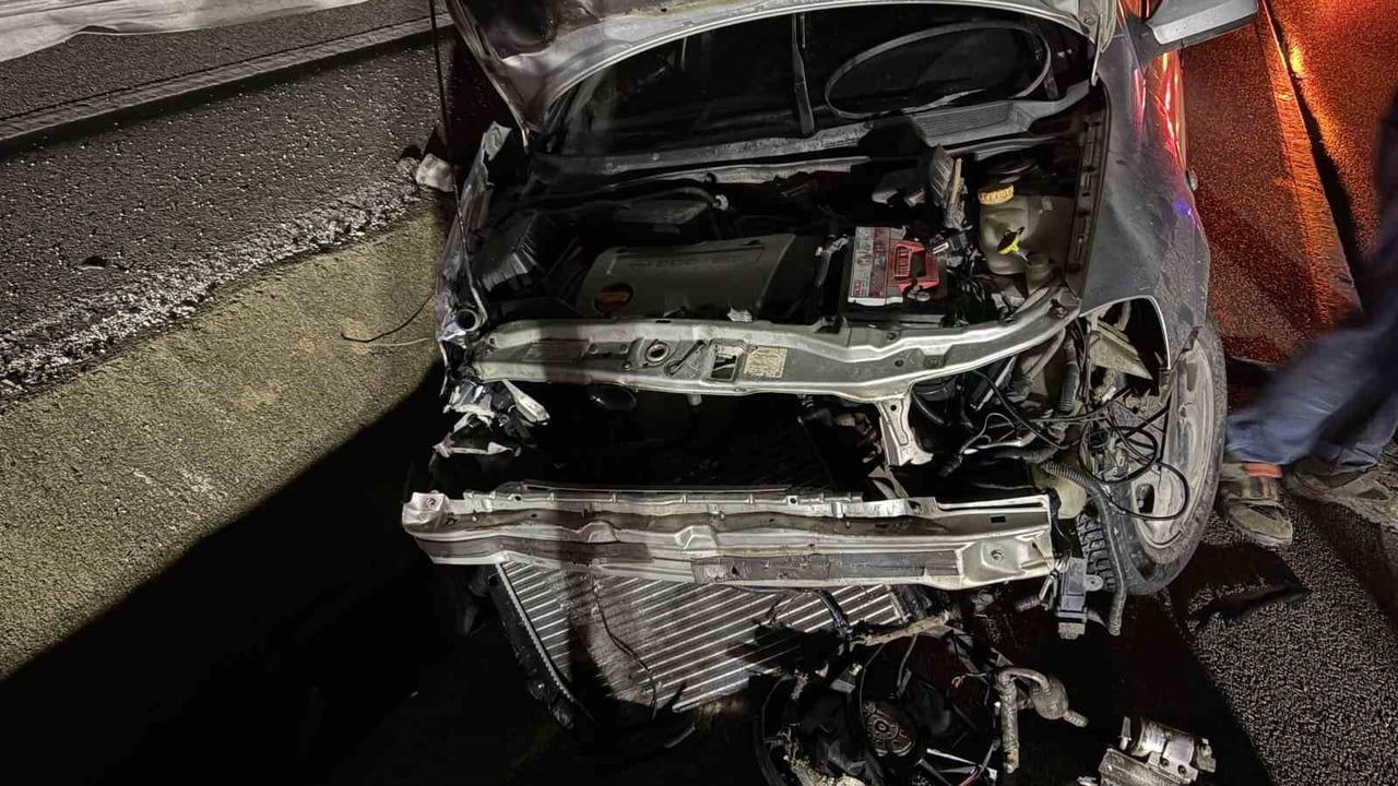 Tosya D100'de otomobil bariyerlere çarptı: 2 kişi yaralandı