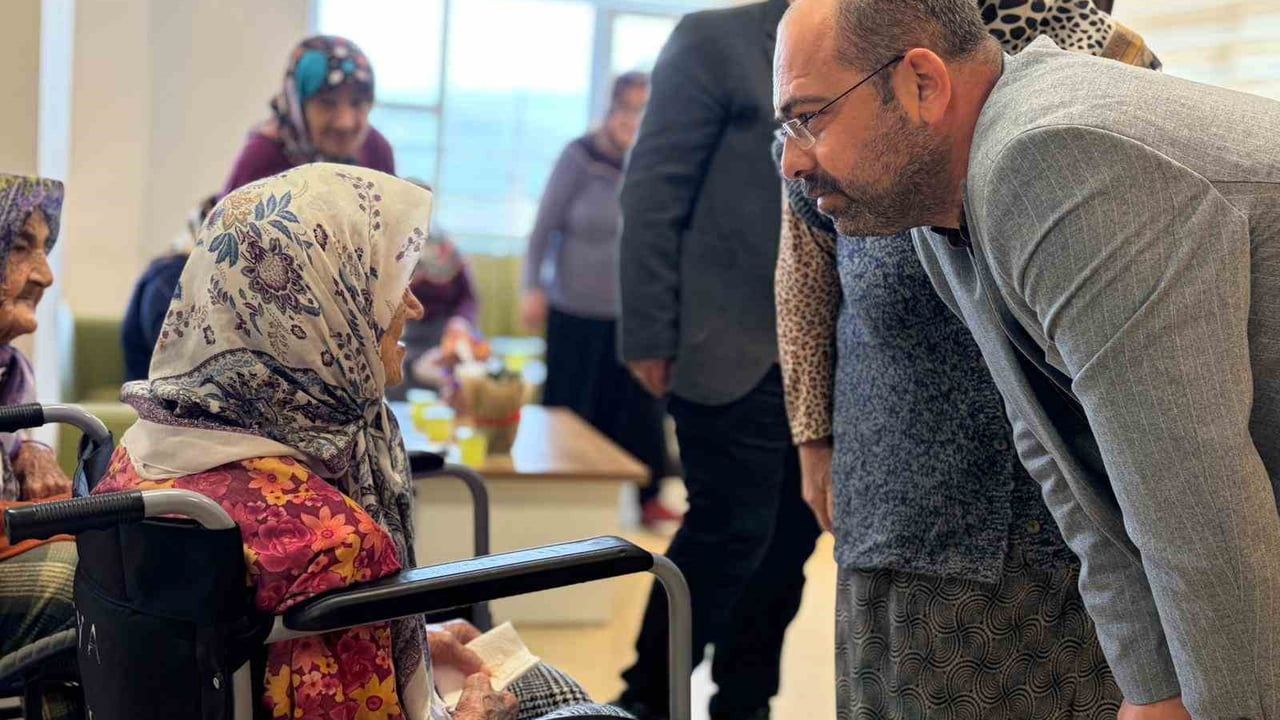 Tosya'da Anneler Günü: Belediye Başkanı Huzurevi Sakinlerini Ziyaret Etti