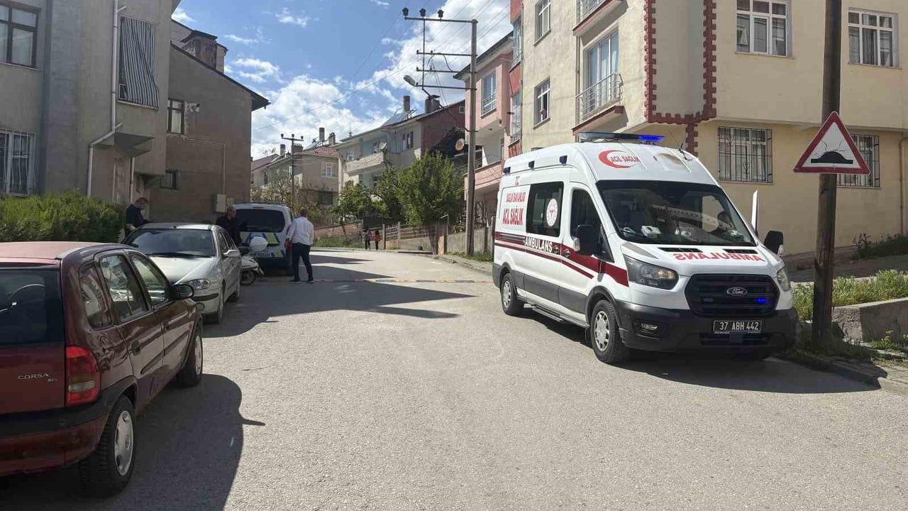 Tosya'da kaldırıma çarpan motosikletin sürücüsü yaralandı