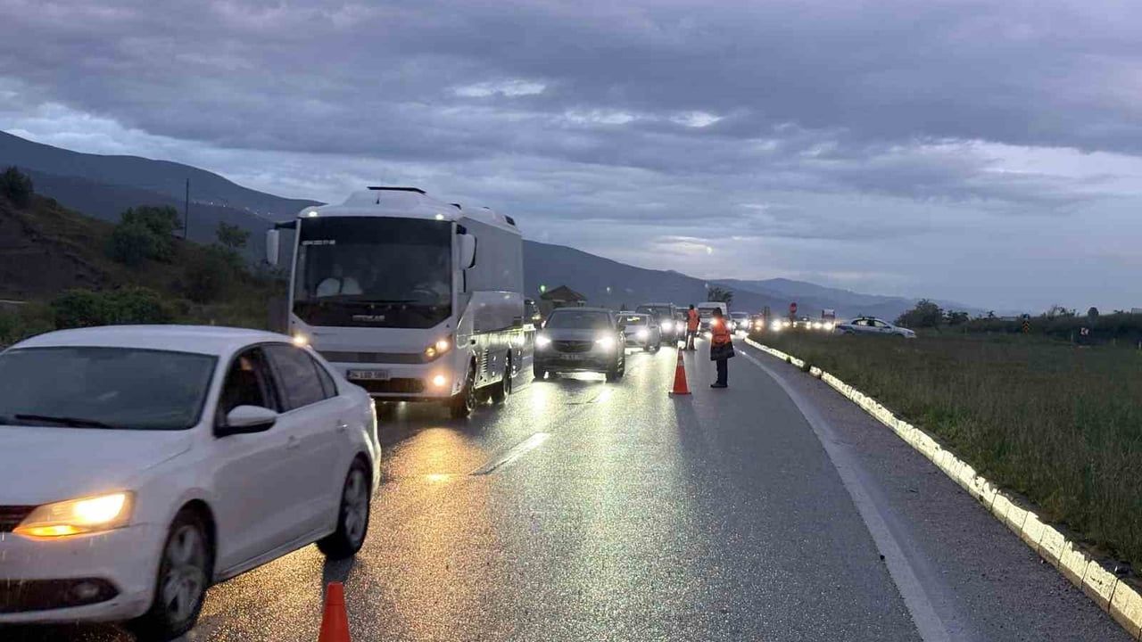 Tosya'da ön sağ tekeri kopan otomobil refüje çarptı: 1 yaralı