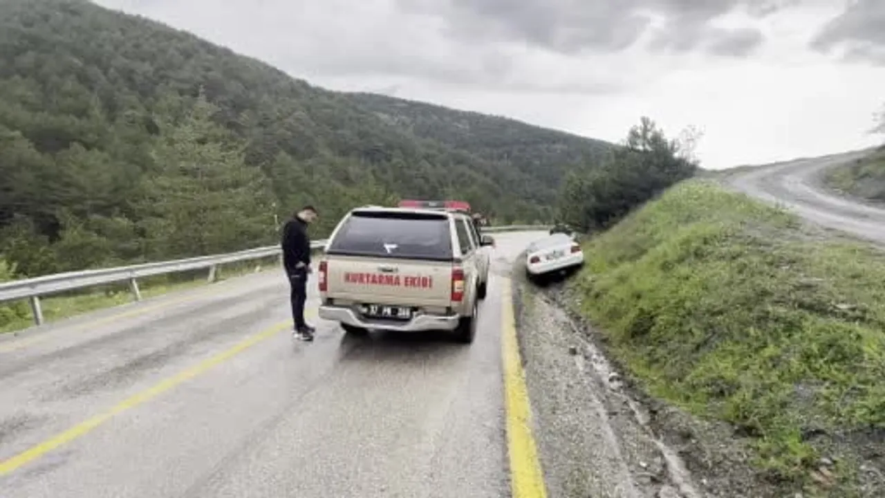 Tosya'da şarampole çarpan otomobilde 3 kişi yaralandı