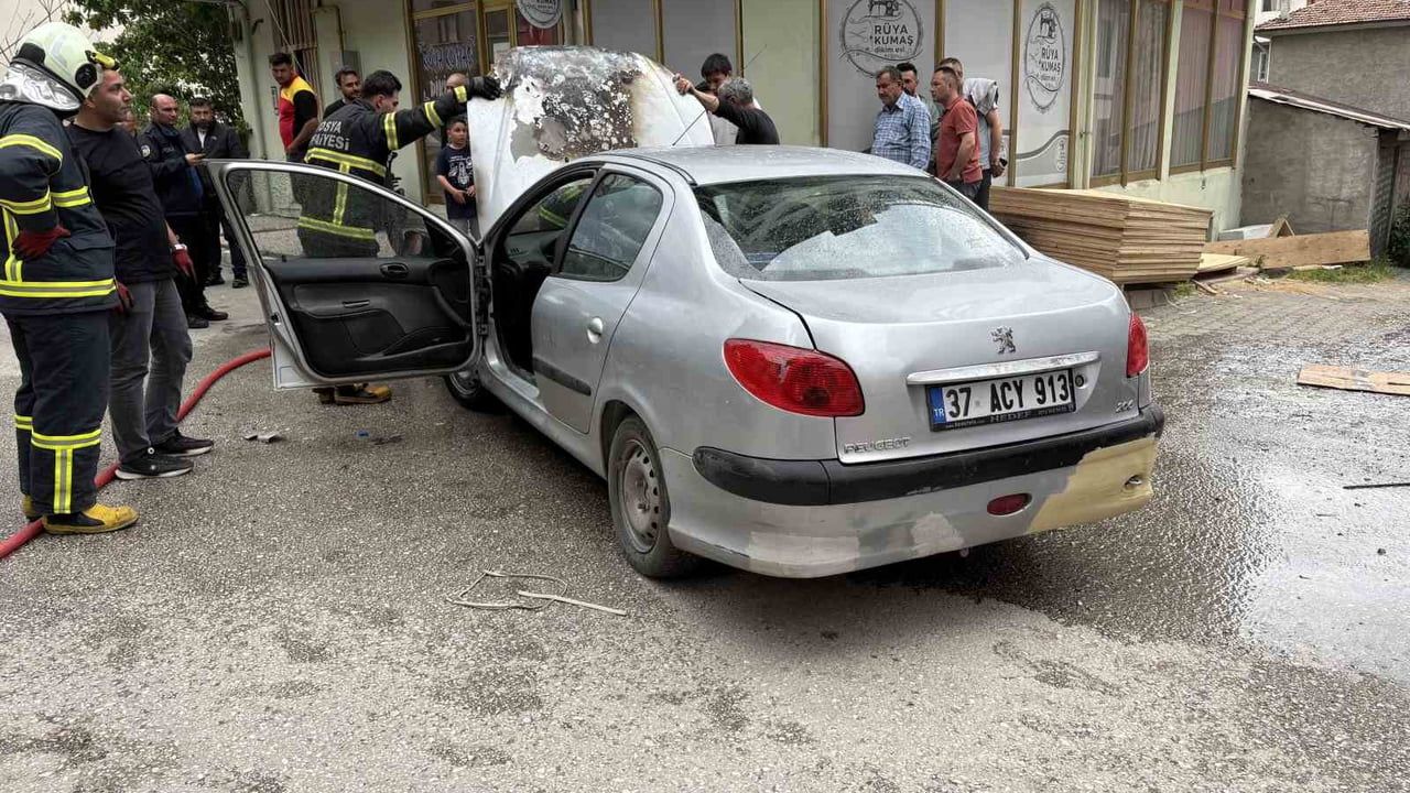 Tosya'da seyir halindeki otomobilde motor yangını söndürüldü