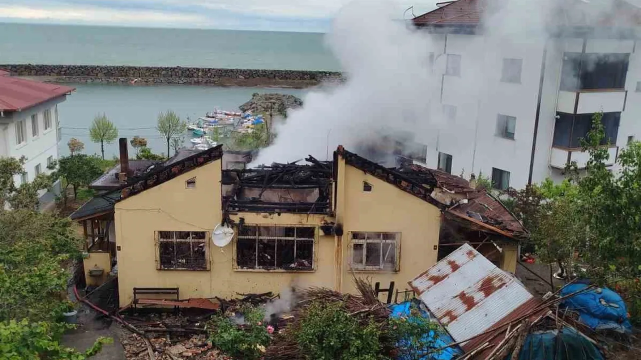 Trabzon Araklı'da Ev Yangını: 2,5 Ton Fındık Kül Oldu