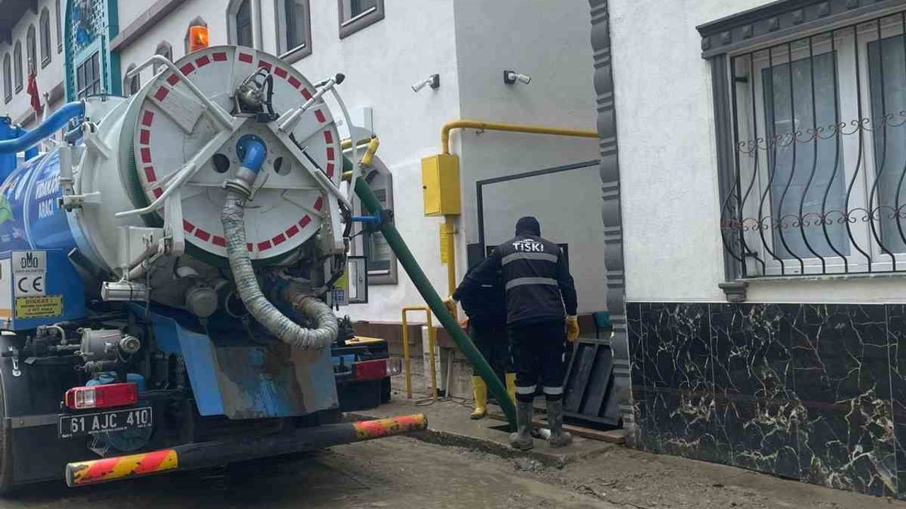 Trabzon Büyükşehir Belediyesi, Havza'daki sel çalışmalarına destek veriyor