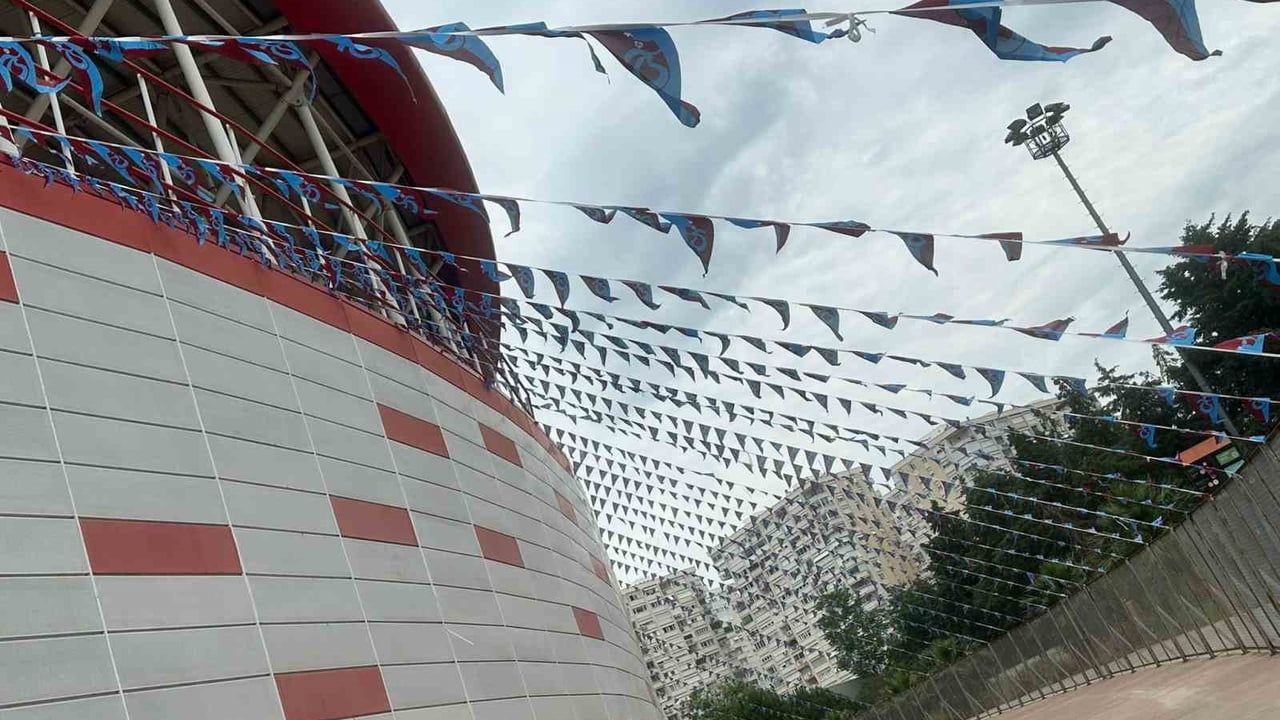 Trabzon Büyükşehir Belediyesi, Ziraat Türkiye Kupası finali öncesi Corendon Airlines Park'ı bordo-mavili bayraklarla süsledi