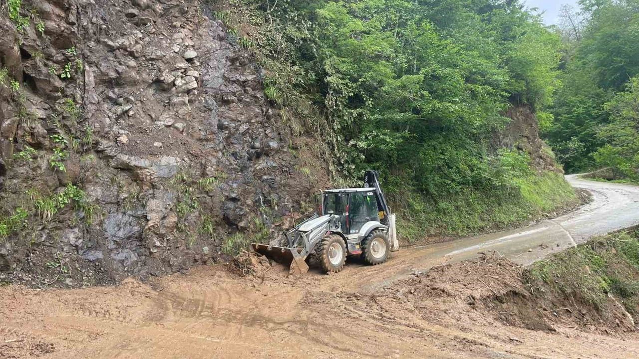 Trabzon'da Sağanak Sonrası Araklı ve Sürmene'de Sel ve Heyelan Müdahalesi — 16 Mahalle Yolu Ulaşıma Açıldı