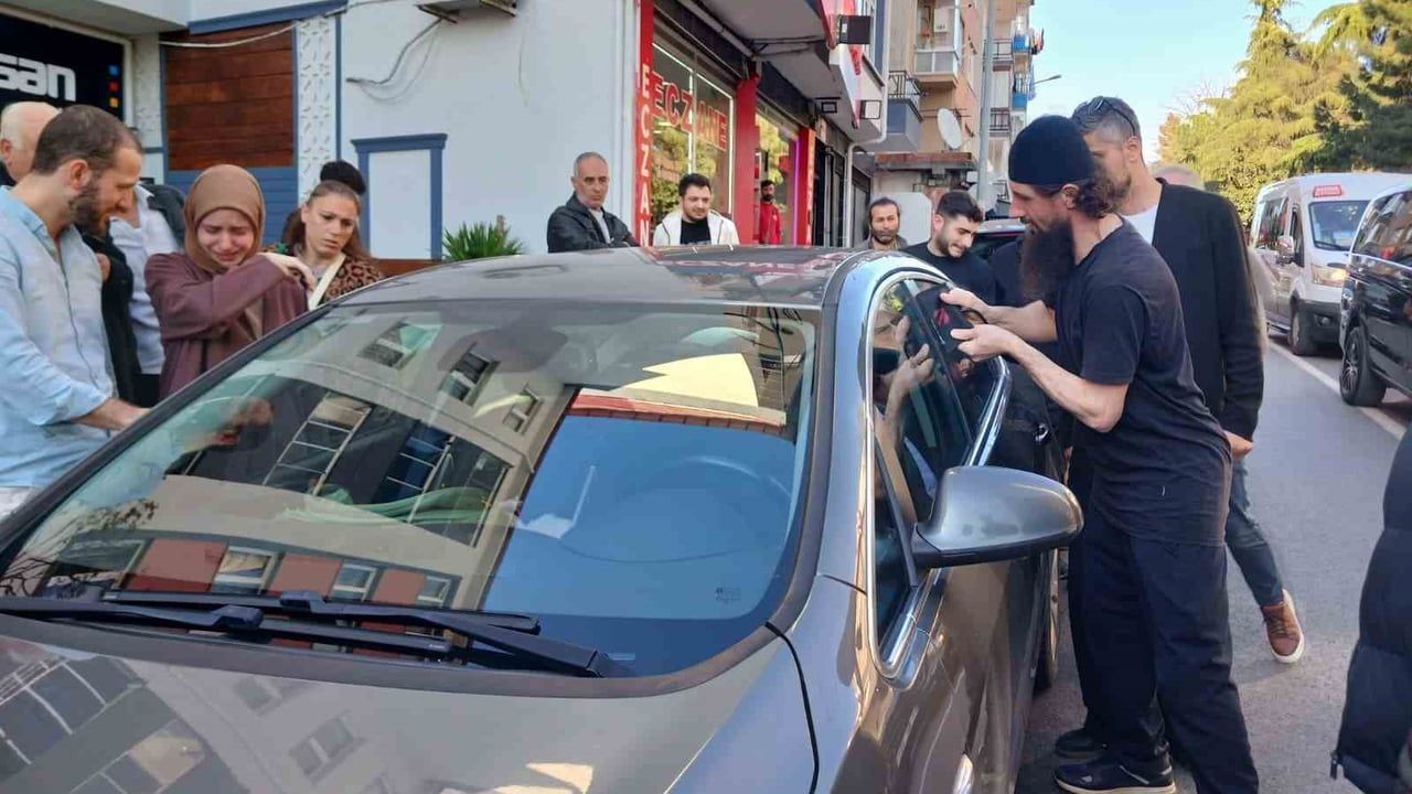 Trabzon Ortahisar'da unutulan anahtar nedeniyle otomobilde mahsur kalan 3 aylık bebek kurtarıldı