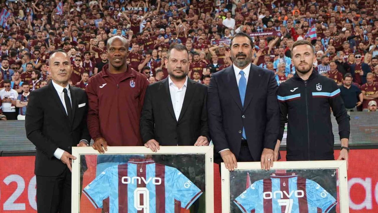 Trabzonspor, Nwakaeme ve Visca'ya Konyaspor maçı öncesi teşekkür plaketi verdi