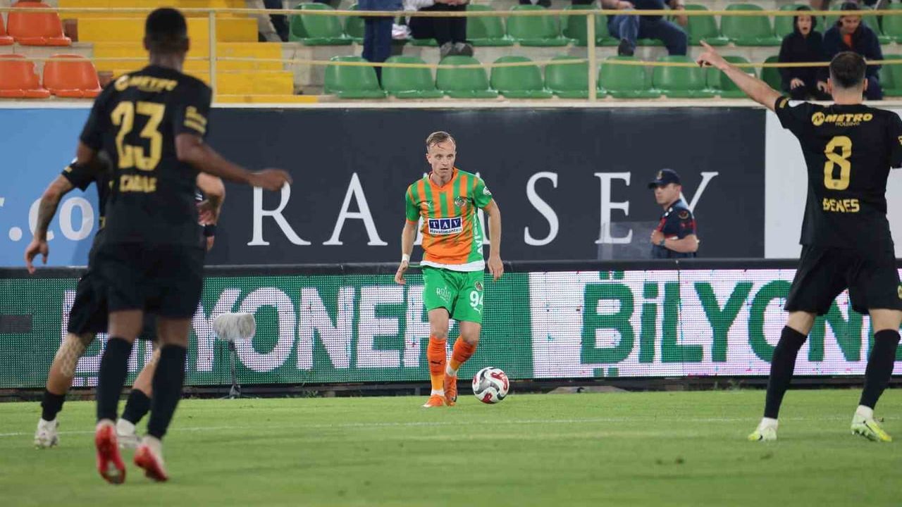 Trendyol Süper Lig 33. Hafta: Corendon Alanyaspor 2-1 Kayserispor (İlk yarı)
