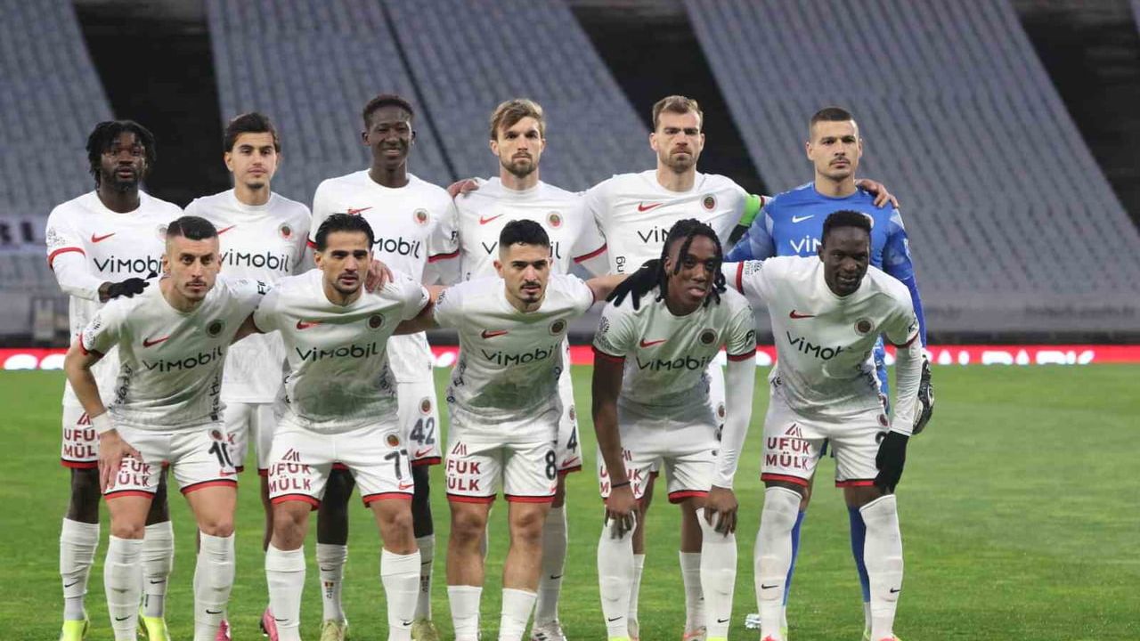 Trendyol Süper Lig: Son haftada küme düşecek takım yarın belirlenecek