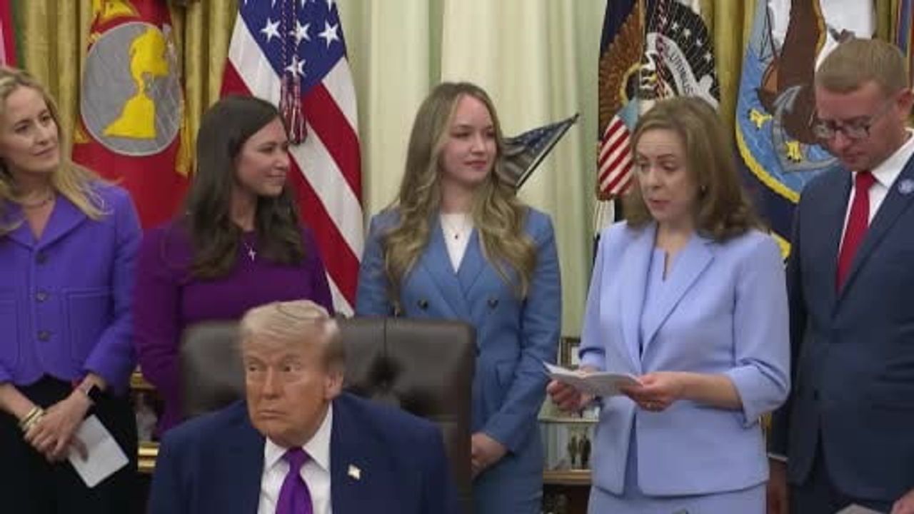 Trump, Oval Ofis'te Nüfus Teşvik Sitesi Duyurusunda Kısa Süreli Uyukladı