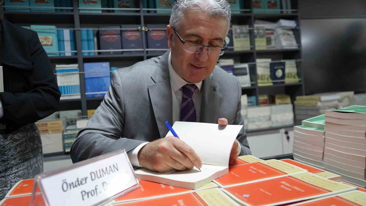 TTK Mobil Kitap Mağazası Samsun'da: Prof. Dr. Önder Duman Okuyucularla Buluştu