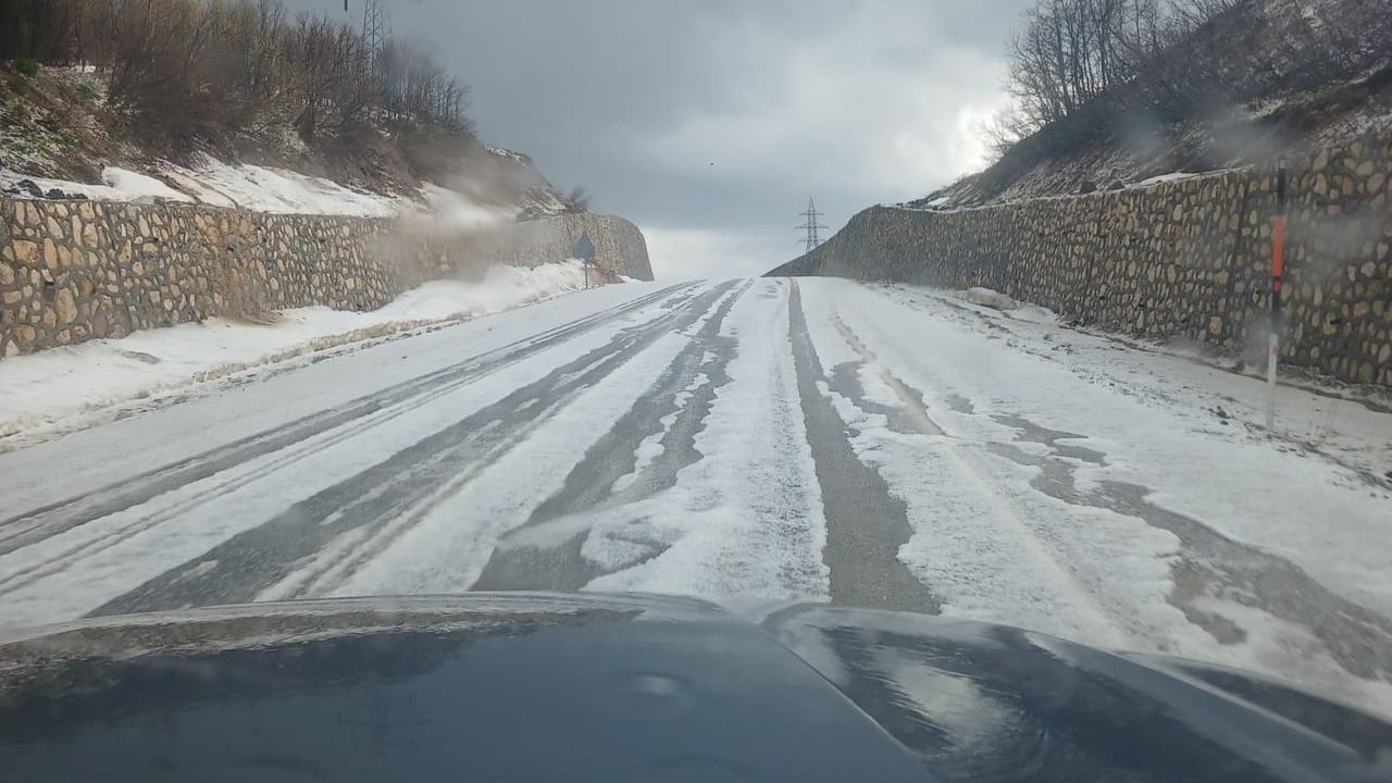 Tunceli'de Dolu Etkili Oldu: Ovacık-Hozat Karayolunda Ulaşım Zorlukları