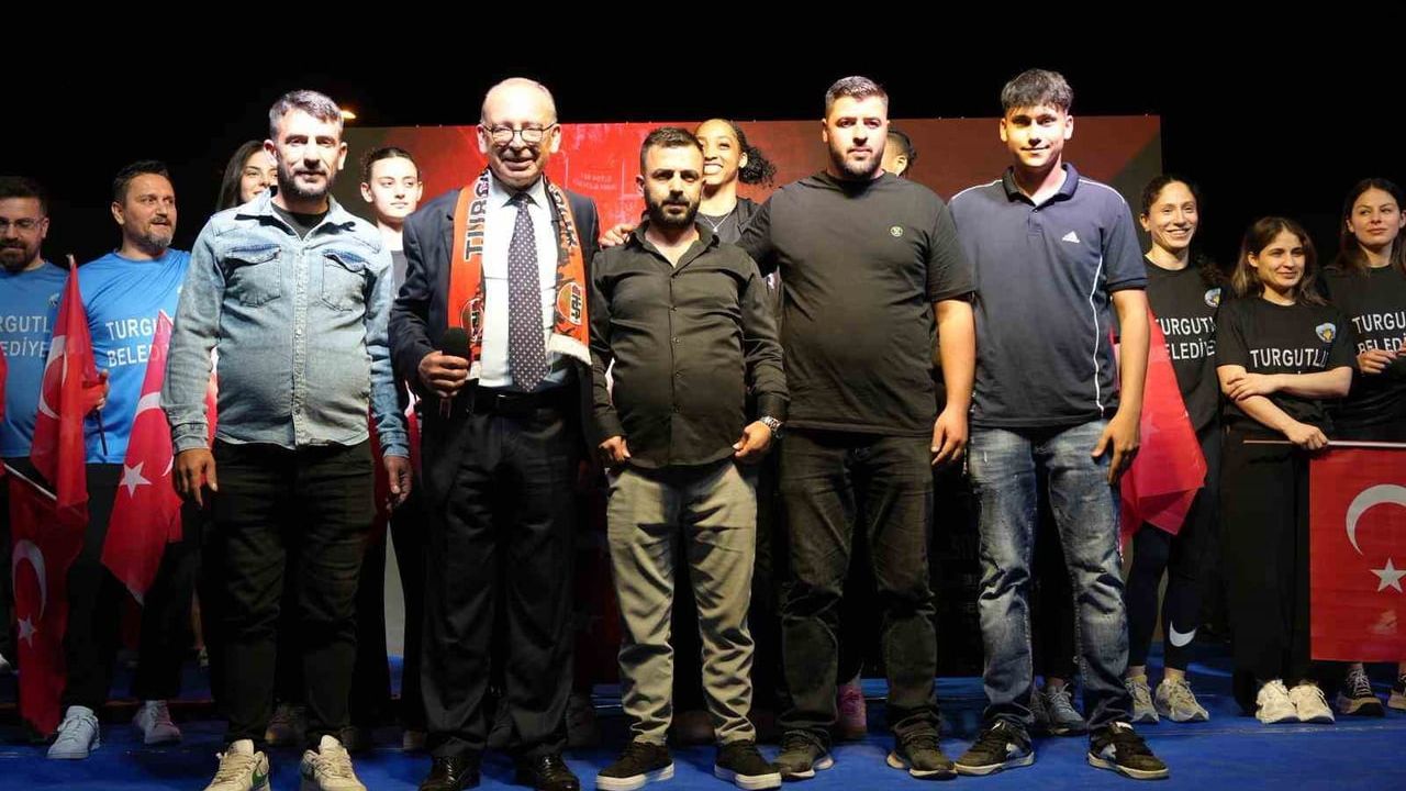 Turgutlu'da 19 Mayıs coşkusu: Fener Alayı ve Gençlik Konseriyle tek yürek