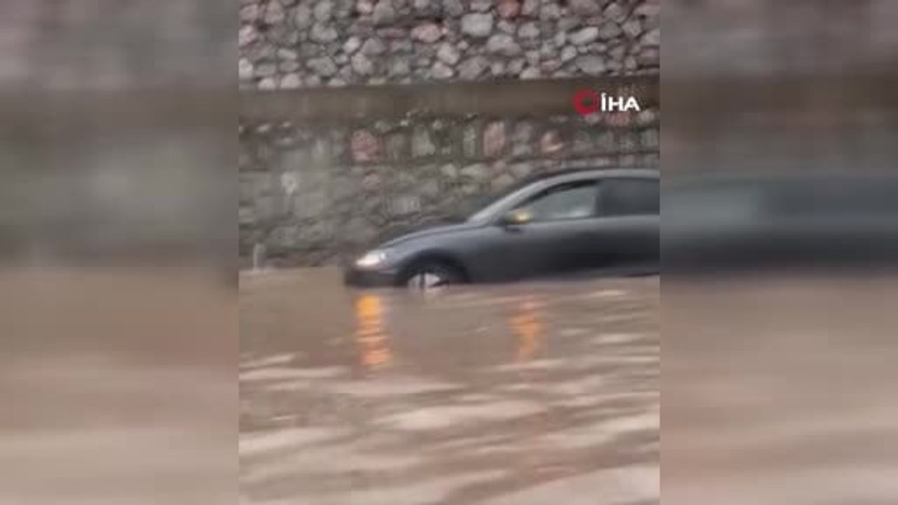 Turgutlu'da Sağanak Yağış Taşkınlara Yol Açtı: Yollar Sular Altında, Kurban Pazarı Etkilendi