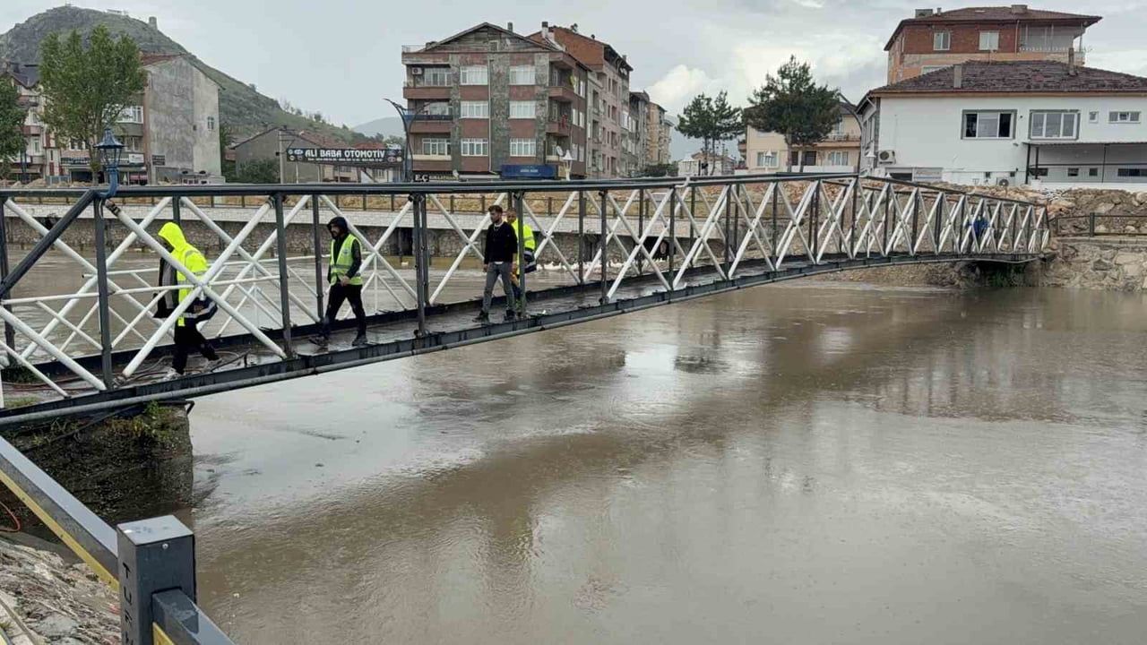 Turhal’da taşkın önlemi: Yeşilırmak’taki bazı köprülerde yıkım ve söküm çalışması başladı