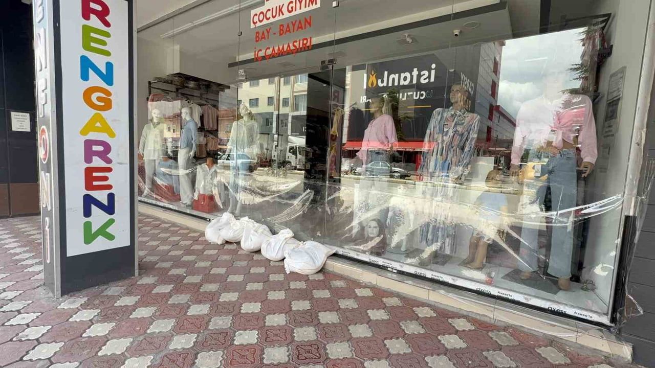 Turhal’da taşkın riskine karşı önlemler artırıldı, esnaf kepenk kapattı