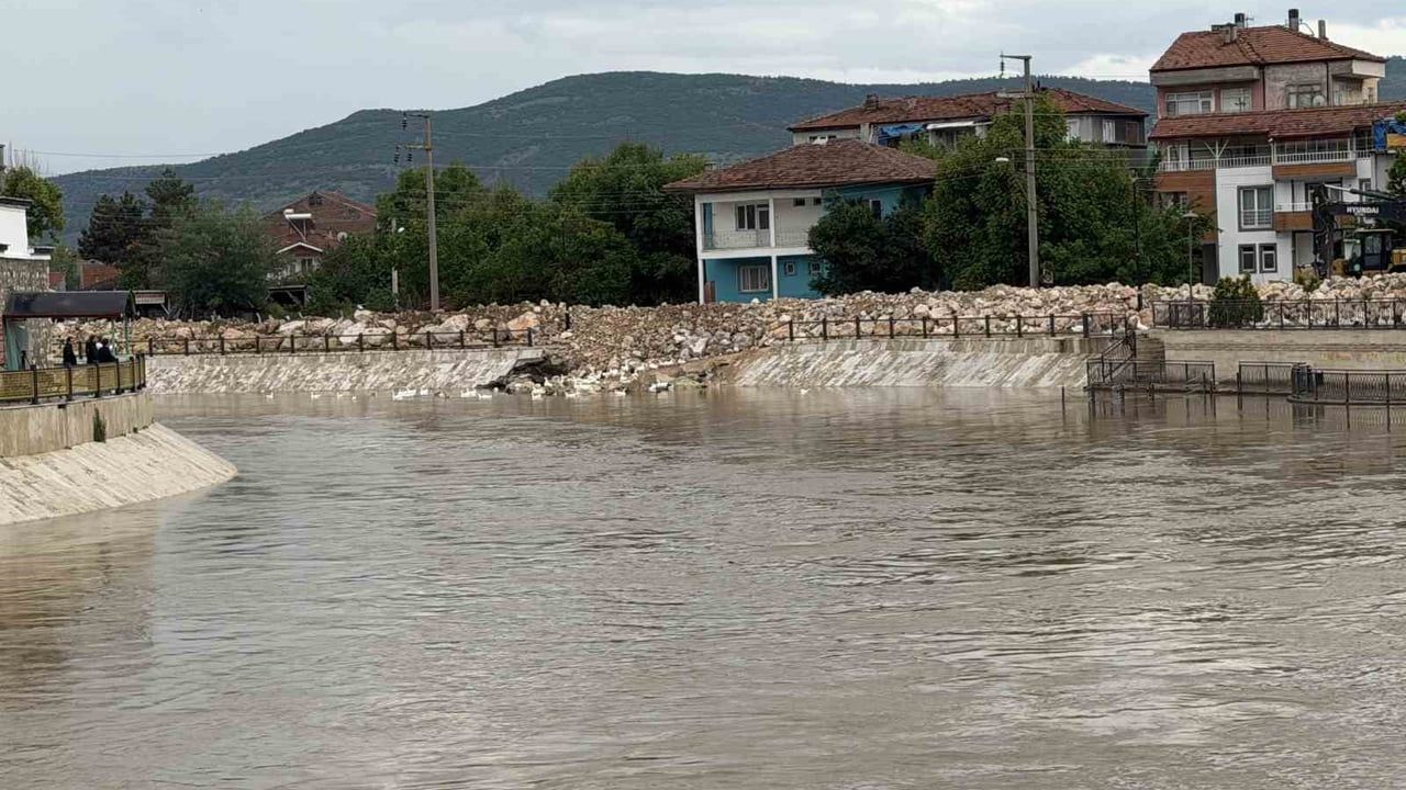 Turhal'da Yeşilırmak 2 Günde 15 cm Yükseldi: Taşkın Riskine Karşı 9 km'de 6 m Genişletme