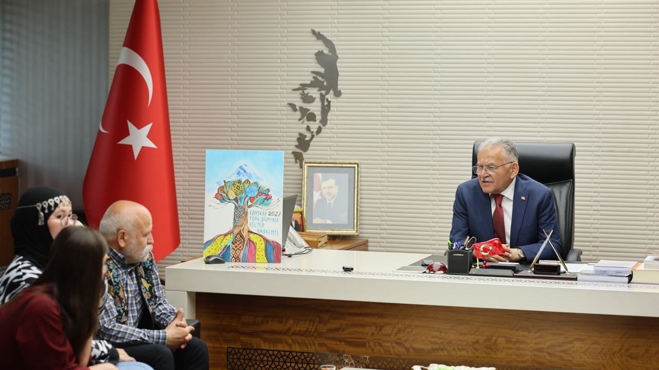 Türk Dünyası öğrencileri Başkan Dr. Memduh Büyükkılıç'ı ziyaret etti — Kayseri'yi uluslararası eğitim ve kültür merkezi yapma hedefi