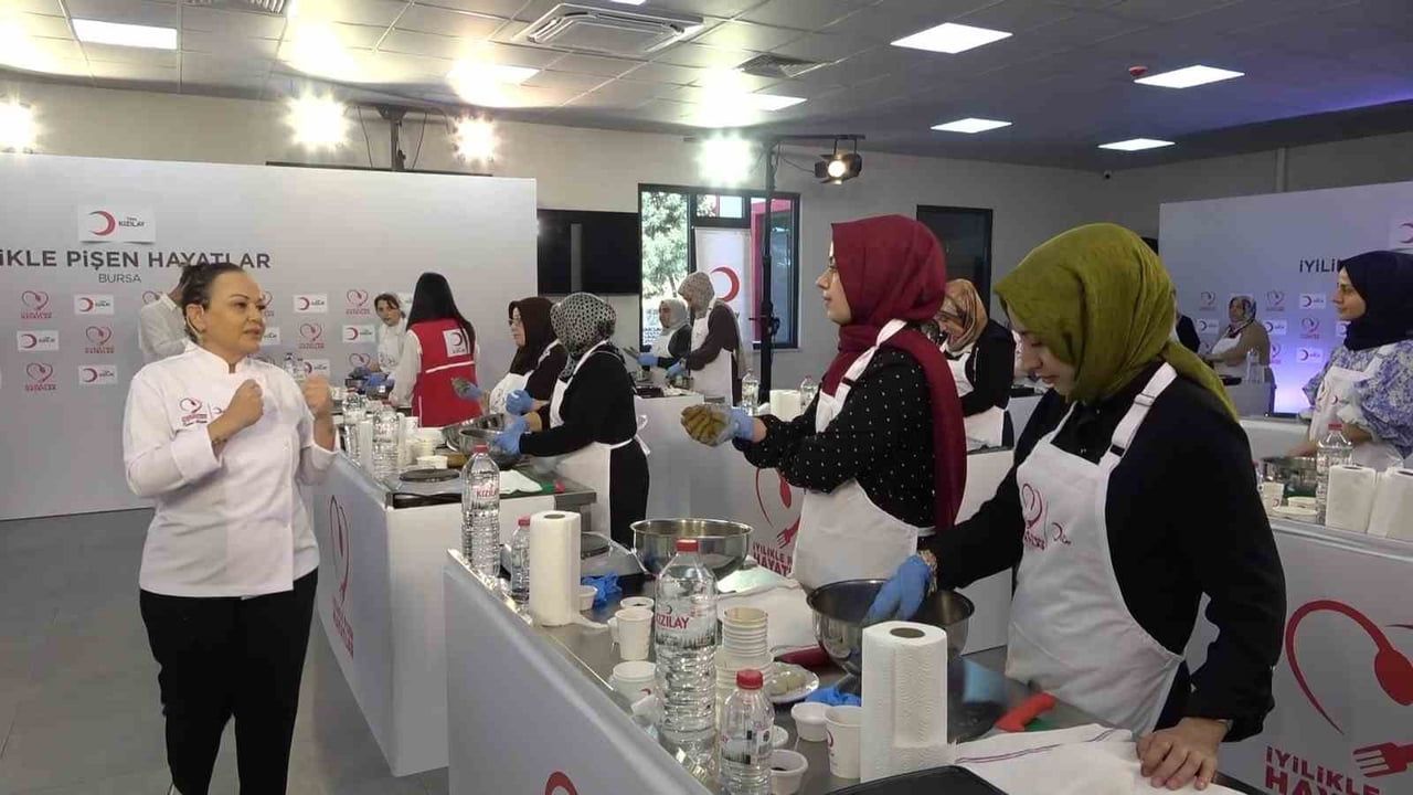 Türk Kızılay'ın 'İyilikle Pişen Hayatlar' Aşçılık Atölyesinin 8'incisi Bursa'da düzenlendi