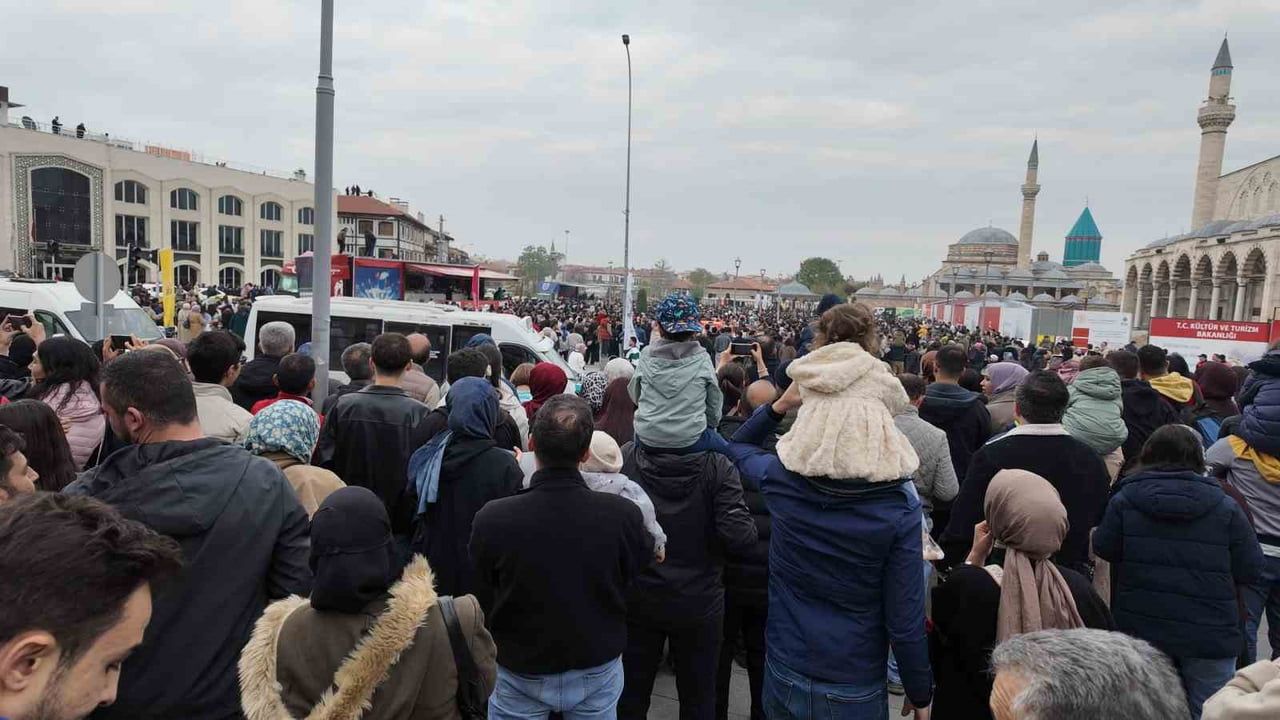 Türk Yıldızları Konya’da Teşrif-i Mevlana Gösteri Uçuşu Yaptı