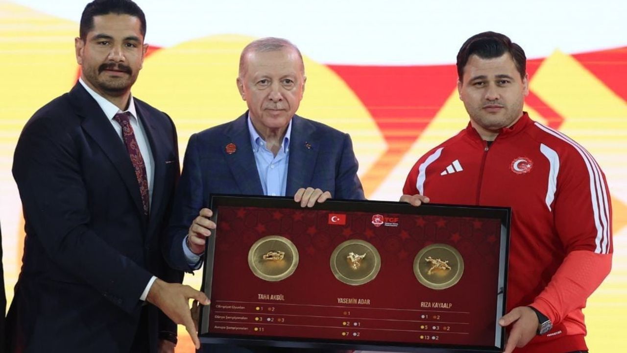 Türkiye Güreş Federasyonu, Cumhurbaşkanı Erdoğan’a Türk güreşinin ağır sıklet tarihini simgeleyen tablo sundu