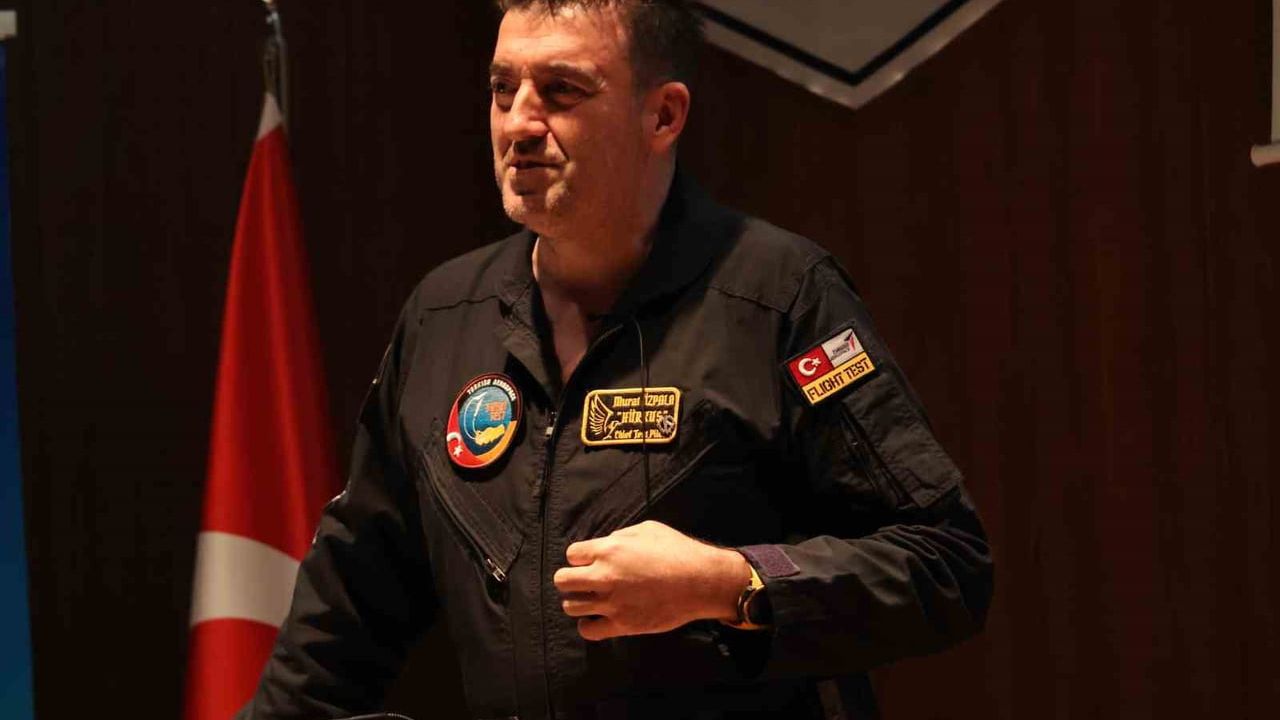 TUSAŞ Baş Test Pilotu Murat Özpala ETÜ Havacılık Zirvesi'nde gençlerle buluştu — Kitap müjdesi verdi
