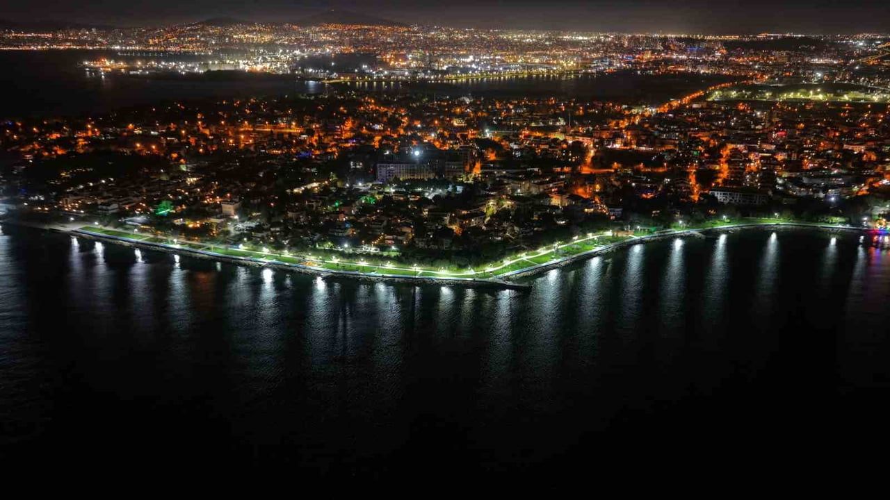 Tuzla'da Yeşil Kıyı Parkı aydınlatma ve güvenlik düzenlemeleriyle yenilendi