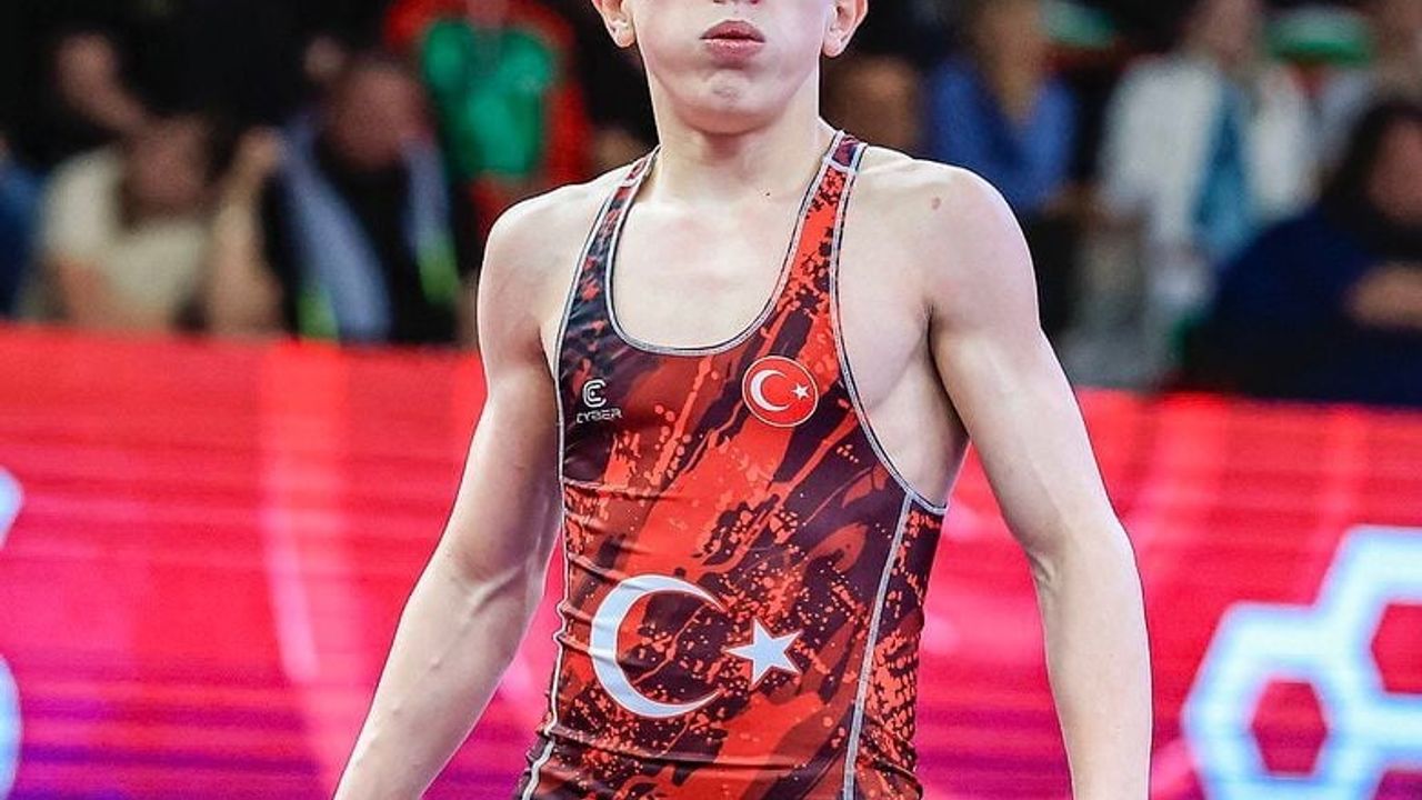 U17 Avrupa Güreş Şampiyonası: Ömer Arslan grekoromen 45 kg'de bronz madalya kazandı