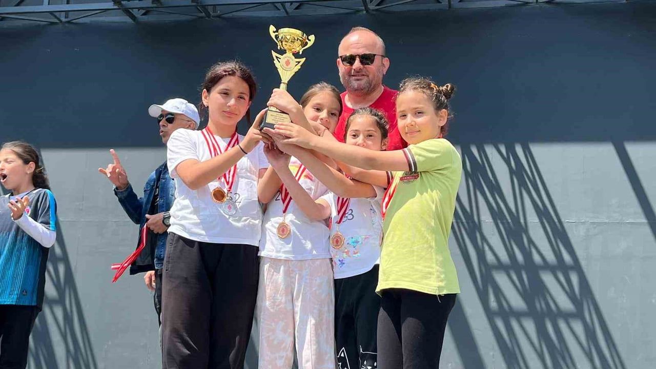 Ümraniye'de 18. Geleneksel Spor Oyunları: Yaklaşık 300 öğrenci kros parkurunda yarıştı