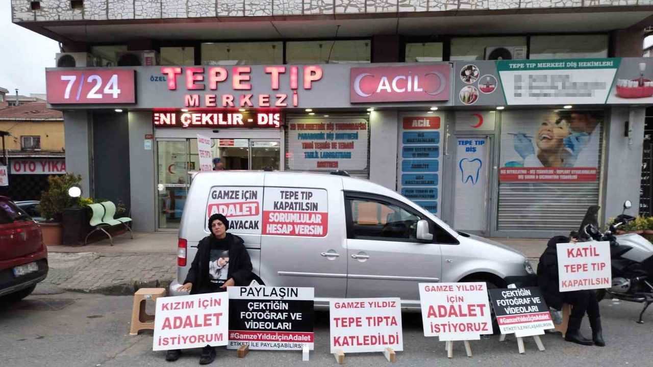 Ümraniye’de Serum Uygulaması Sonrası Hayatını Kaybeden Gamze Yıldız’ın Ailesi Tıp Merkezi Önünde Eylem Başlattı
