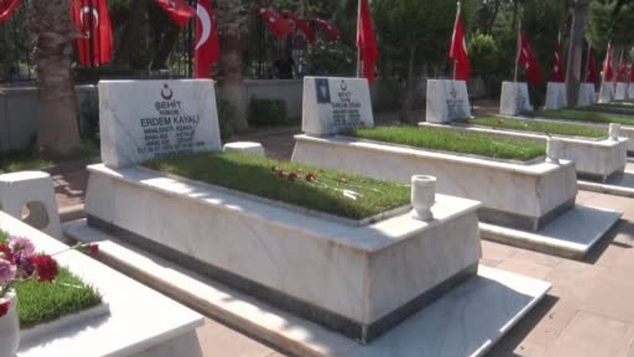Uncalı Mezarlığı'nda Bayram Arefesi: Şehit Babası 30 Yıl Sonra Acısını Anlattı
