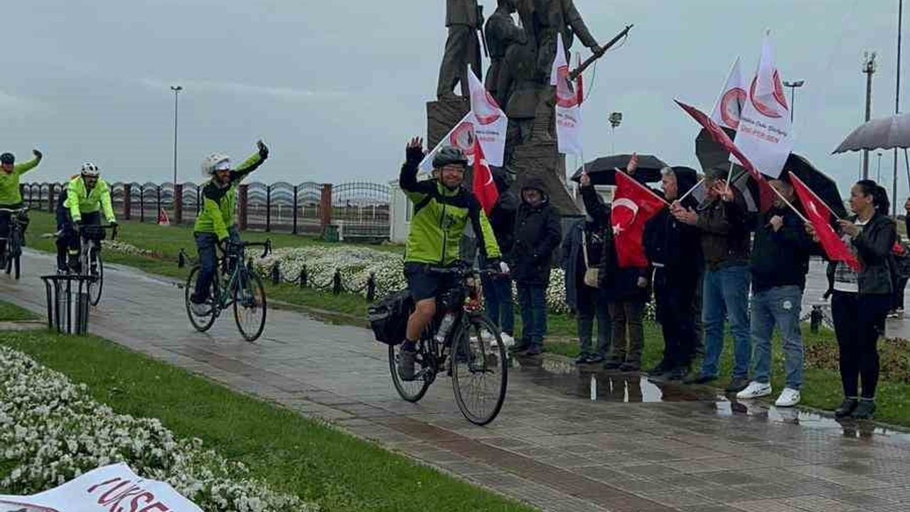 ÜNİPERSEN, yükseköğretim tazminatı için Samsun'dan Ankara'ya bisikletli eylem başlattı