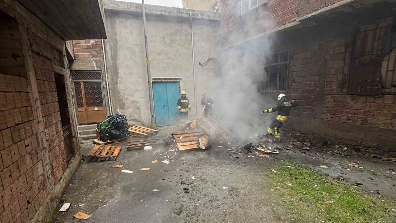Ünye'de zincir markete ait atık deposunda çıkan yangın itfaiye tarafından söndürüldü