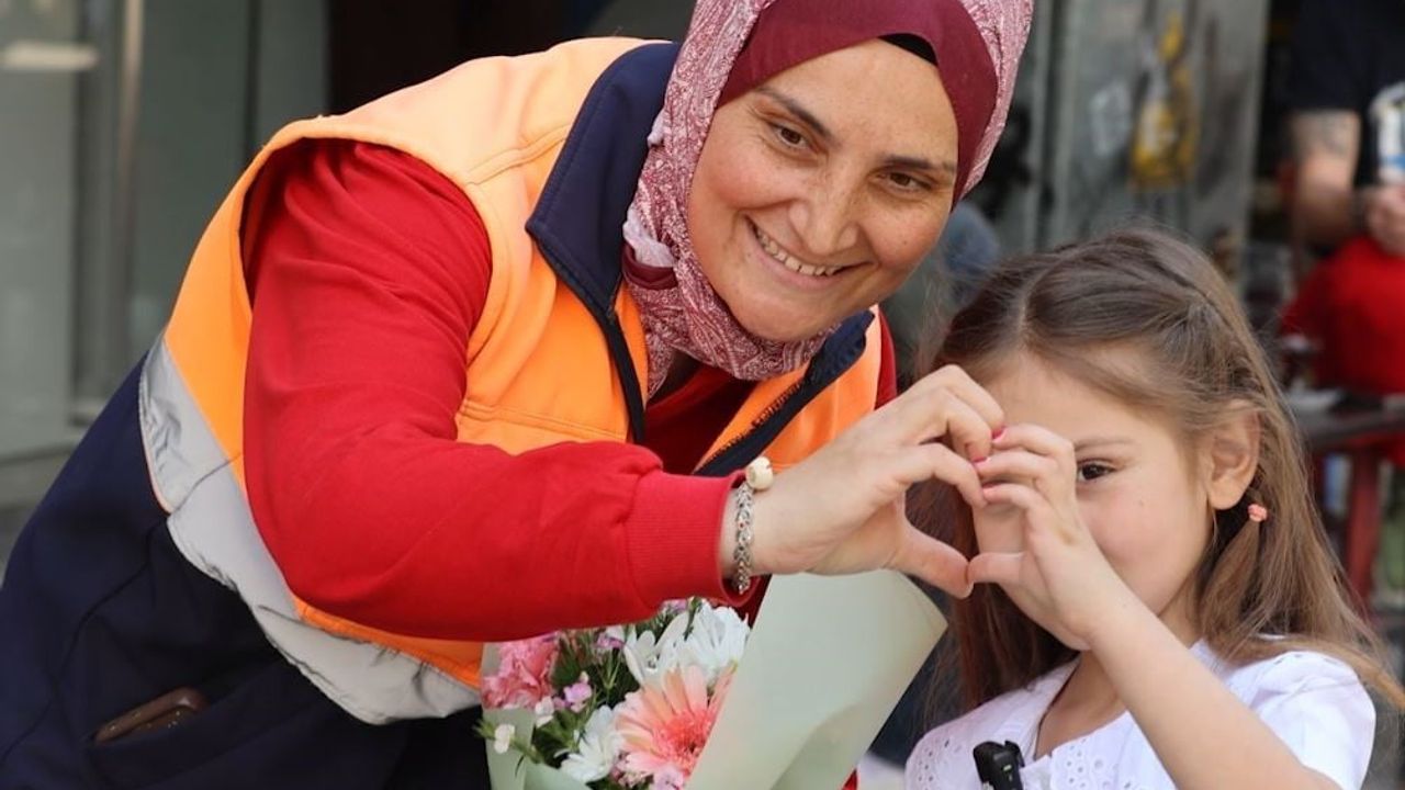Uşak Belediyesi'nden Temizlik İşleri Müdürlüğü'ndeki Annelere Sürpriz Anneler Günü Kutlaması