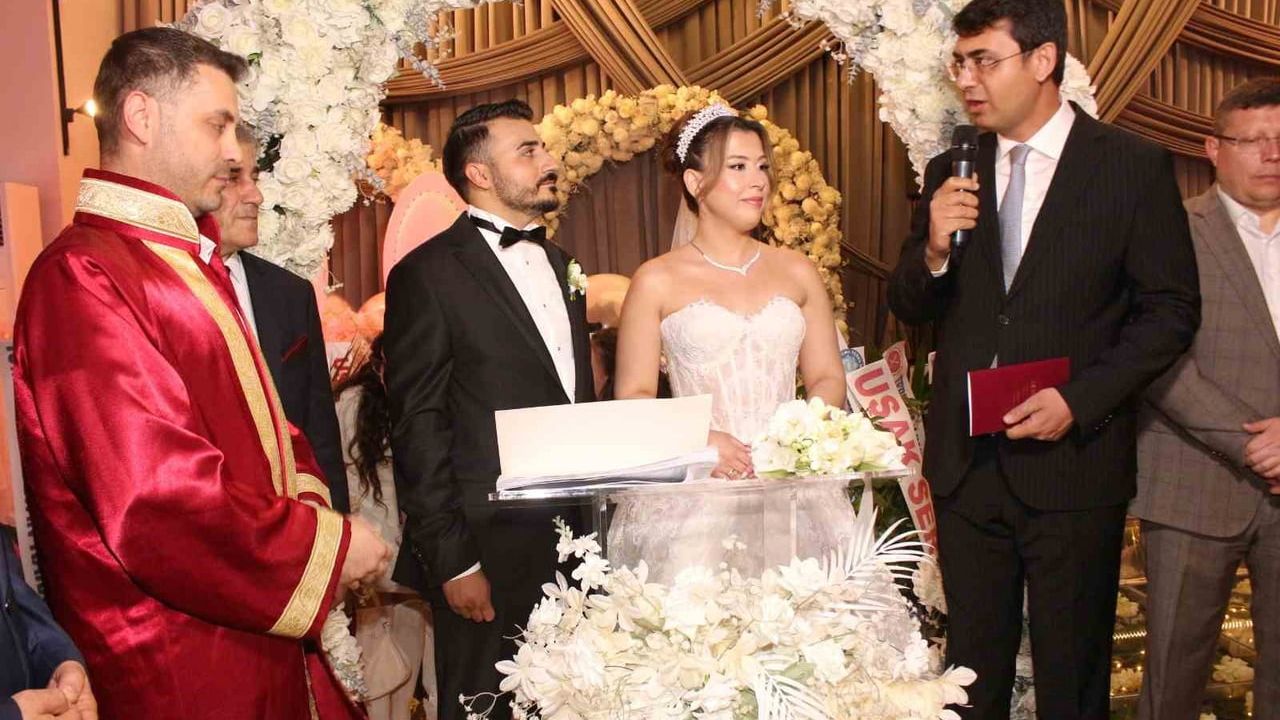 Uşak'ta 15 Şahitli Nikah: Mimar Umut İbrahim Demiröz ile Dr. Hande Gündüz Evlendi