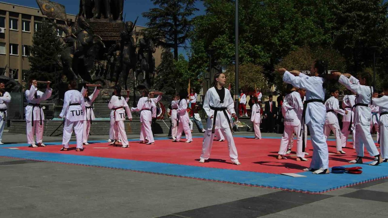 Uşak'ta 19 Mayıs Atatürk'ü Anma, Gençlik ve Spor Bayramı törenle kutlandı