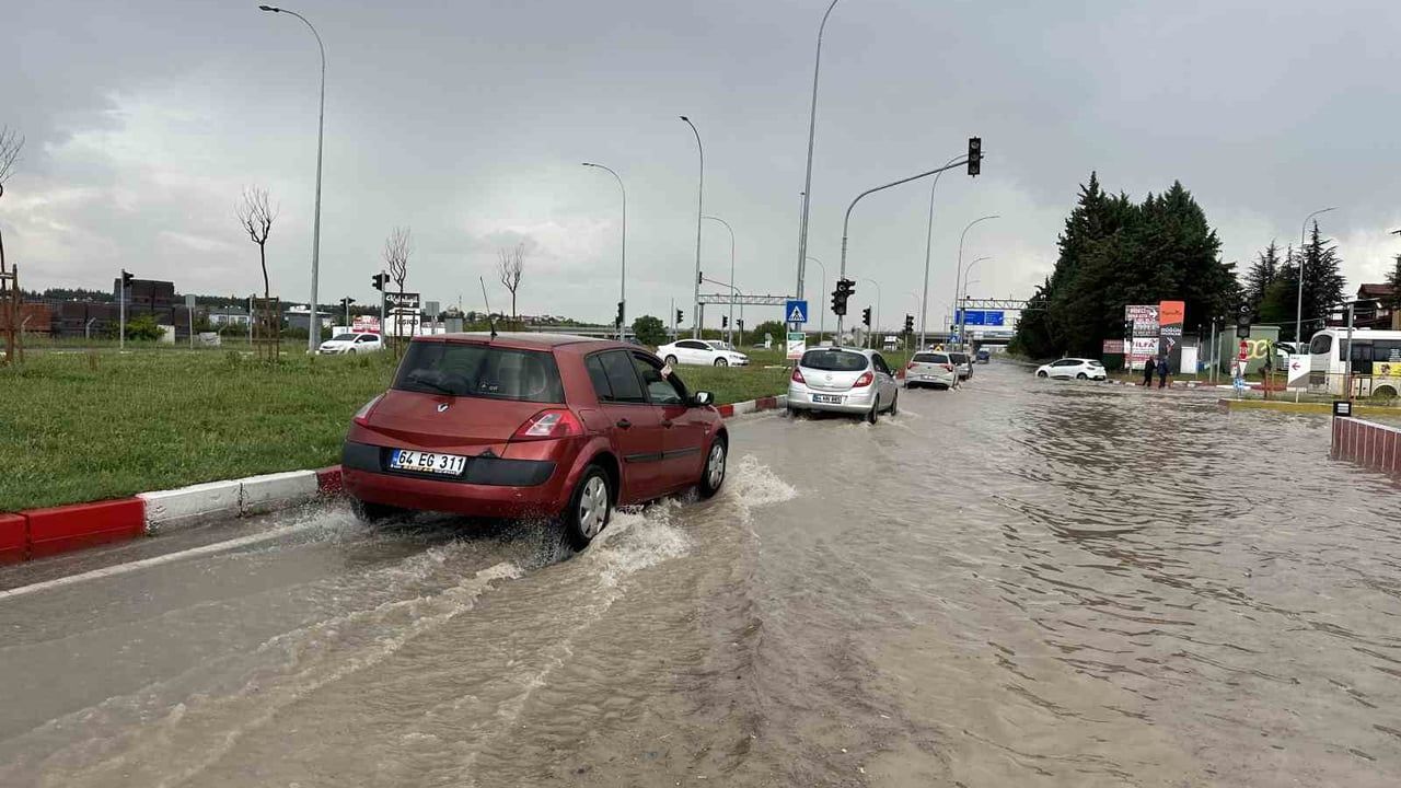 Uşak'ta akşam sağanağı kent merkezinde su baskınlarına yol açtı