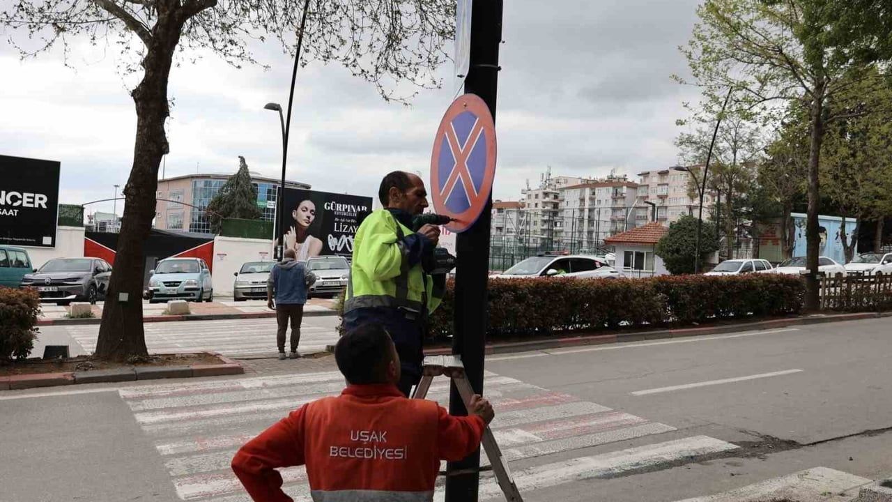 Uşak'ta araç ve yaya güvenliğini artırmaya yönelik duba ve levha düzenlemeleri