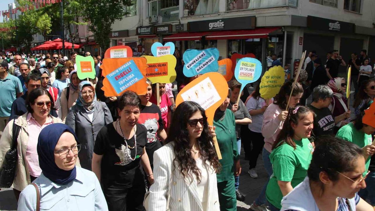 Uşak’ta Dünya Engelliler Haftası kapsamında farkındalık yürüyüşü düzenlendi