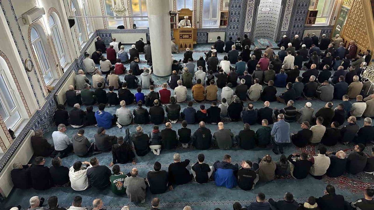 Uşak'ta Kurban Bayramı Namazı: Vatandaşlar Sabah Camilere Akın Etti
